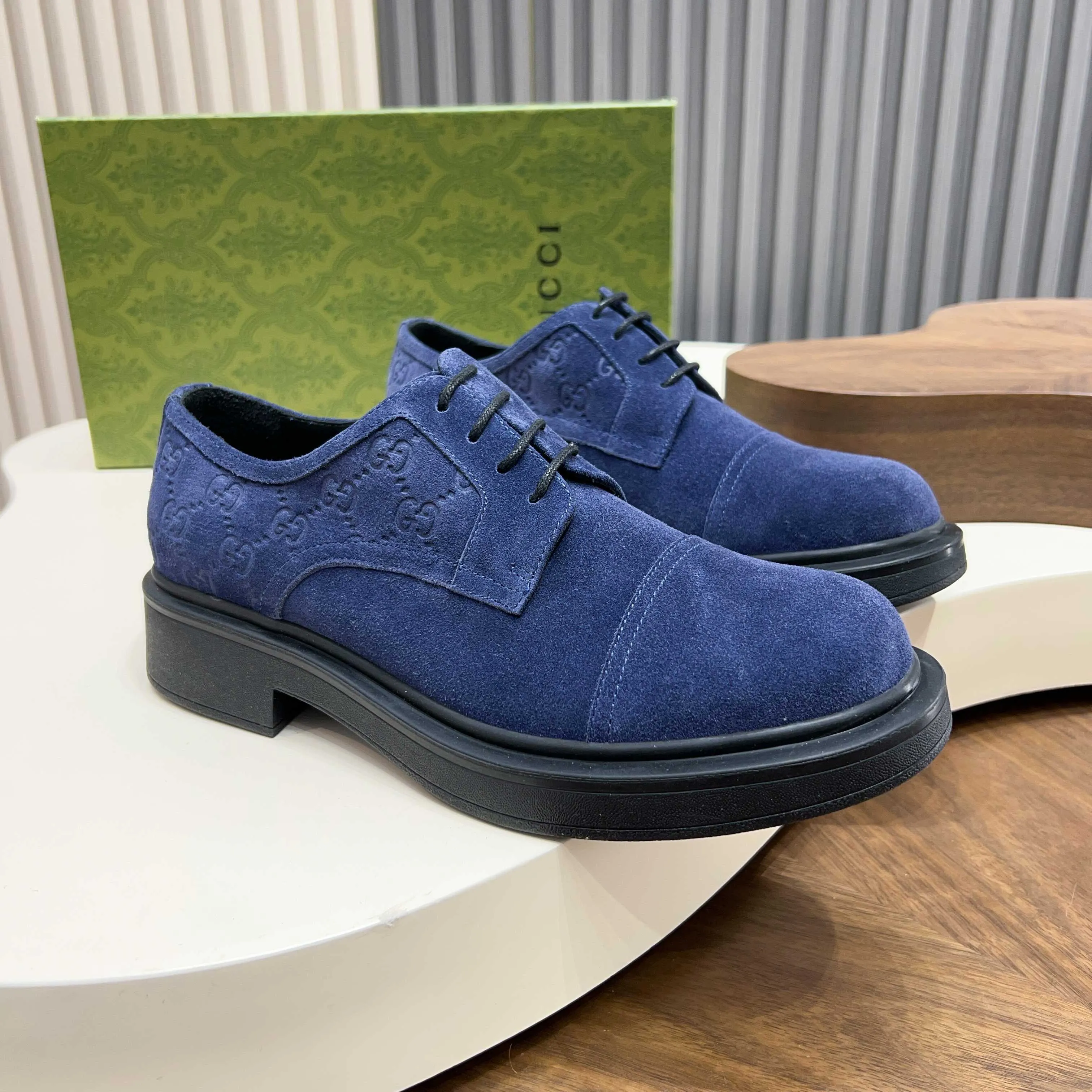 💰780 Gucci/Gucci new men’s lace-up shoes with GG details, matte cow leather derby shoes! The design of this men's lace-up shoe is rooted in the brand's heritage. Crafted from premium waxed cow leather, it is embellished with GG printed embossed suede leather details, a nod to Gucci's iconic monogram. The rubber sole decorated with GG pattern adds a touch of modern fashion to this design. Typical three-joint style design. European and American classic version, full calfskin lining. The overall upper texture is soft and the lining is comfortable and breathable. 2CM thickened soft rubber sole, easy to control. Versatile and stylish upper foot, multiple colors available to meet different matching needs, complete package! Size: 39-40-41-42-43-44 leather shoe size (38.45.46 can be customized)